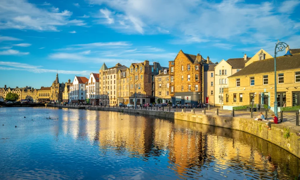 Reflexos de edifícios coloridos no porto de Leith, Edimburgo. Bairro trendy e gastronômico de onde ficar em Edimburgo.