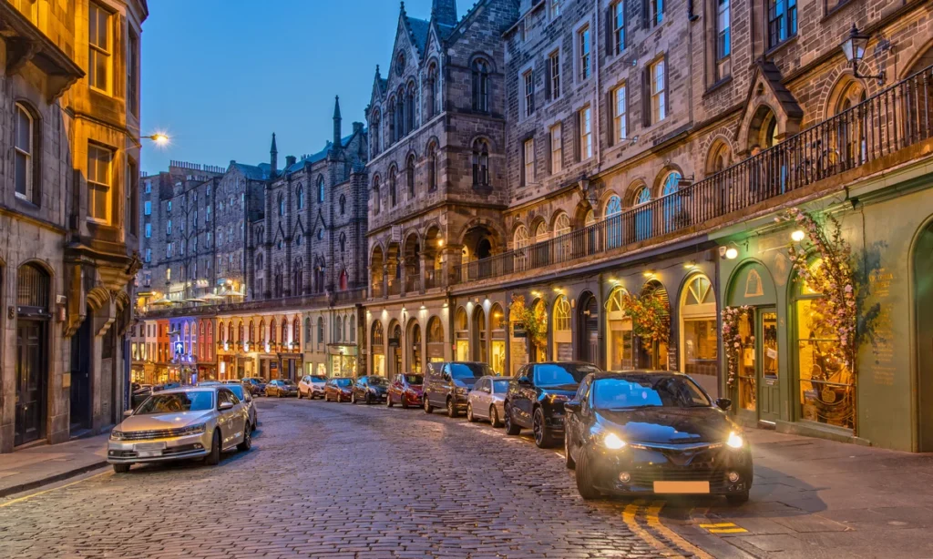 Rua curva colorida Victoria Street em Old Town, Edimburgo. O coração medieval de onde ficar em Edimburgo.