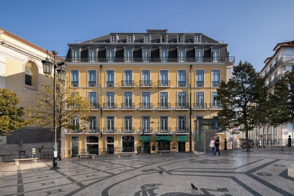 Fachada histórica pombalina amarela do Bairro Alto Hotel em Lisboa. Veja por que esse hotel boutique vale a pena.