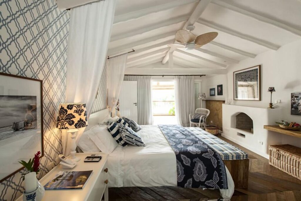 Quarto sofisticado à beira-mar no TW Guaimbê em Ilhabela, um refúgio exclusivo e opção perfeita de hotéis românticos em São Paulo para casais.
