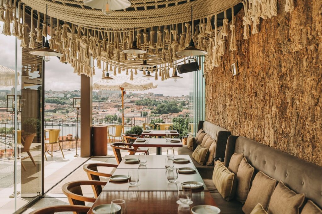 Restaurante com teto de cordas e parede de cortiça no Torel Avantgarde, mostrando por que esse hotel boutique vale a pena.