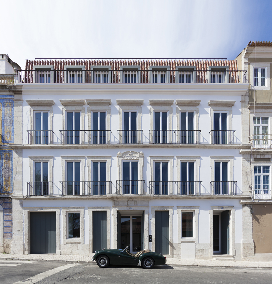 Fachada histórica branca do Santa Clara 1728 com carro conversível clássico estacionado, design minimalista nos hoteis boutique em lisboa.