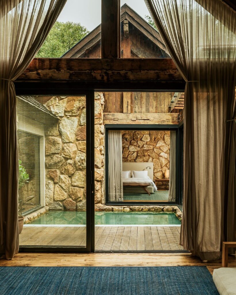 Vila privativa com ofurô e suíte rústica de pedra no six senses botanique, um dos mais exclusivos hoteis romanticos em são paulo.