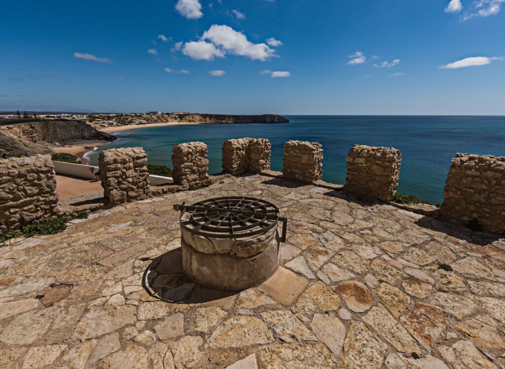 Detalhe em pedra da Fortaleza de Sagres, na Costa Vicentina, sob céu azul na melhor época para visitar portugal com vista para o mar.