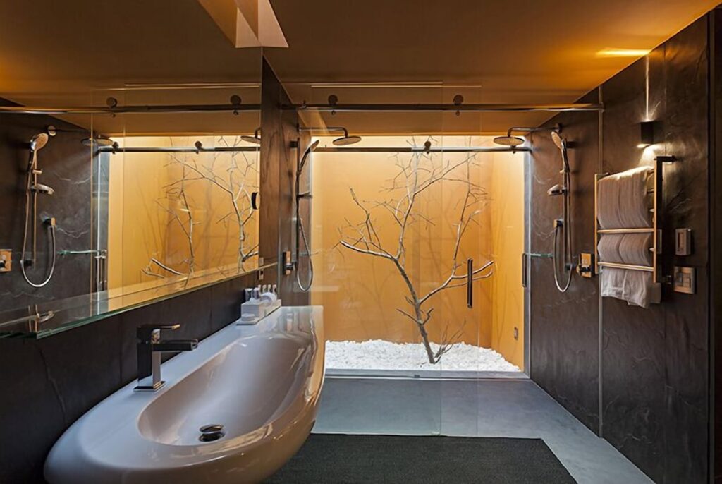 Banheiro de design oriental no unique garden de Mairiporã, refúgio de luxo entre os hoteis romanticos em são paulo.