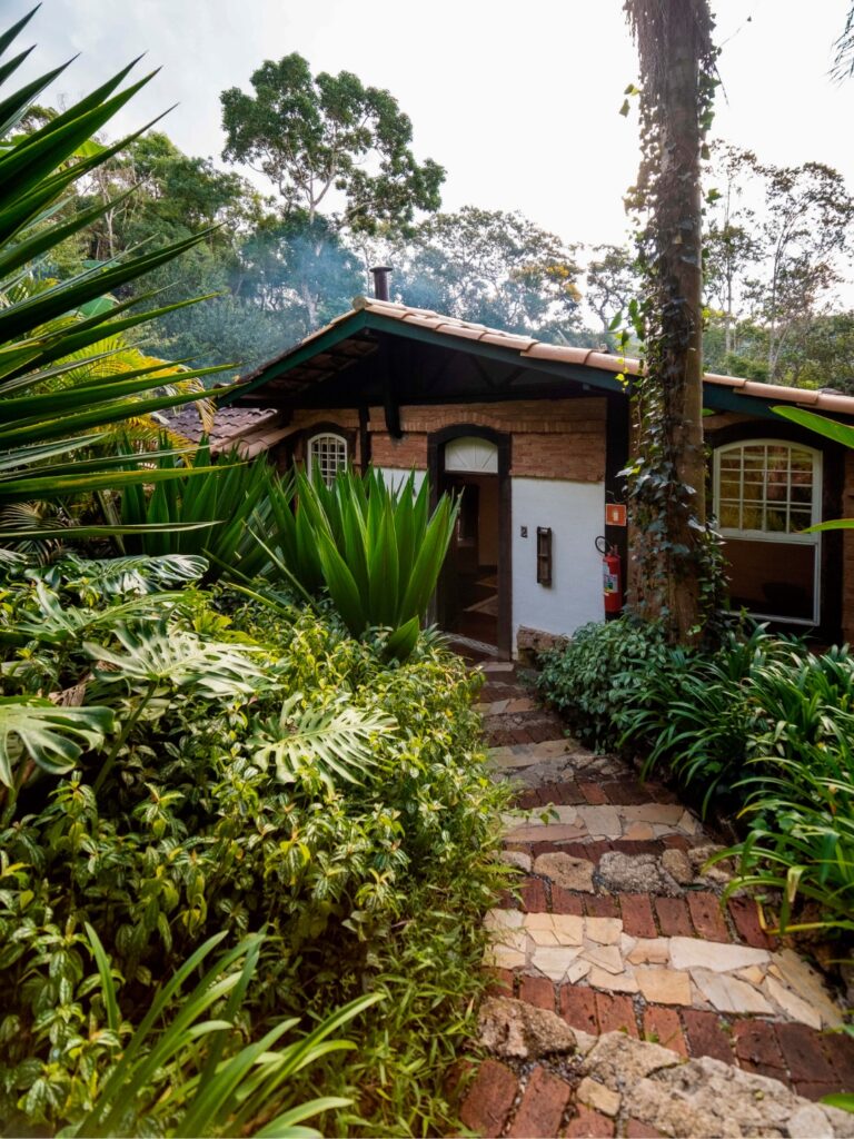 Chalé colonial cercado de mata nativa no Ronco do Bugio, em Piedade. Opção charmosa de hotéis românticos em São Paulo para casais em busca de privacidade.