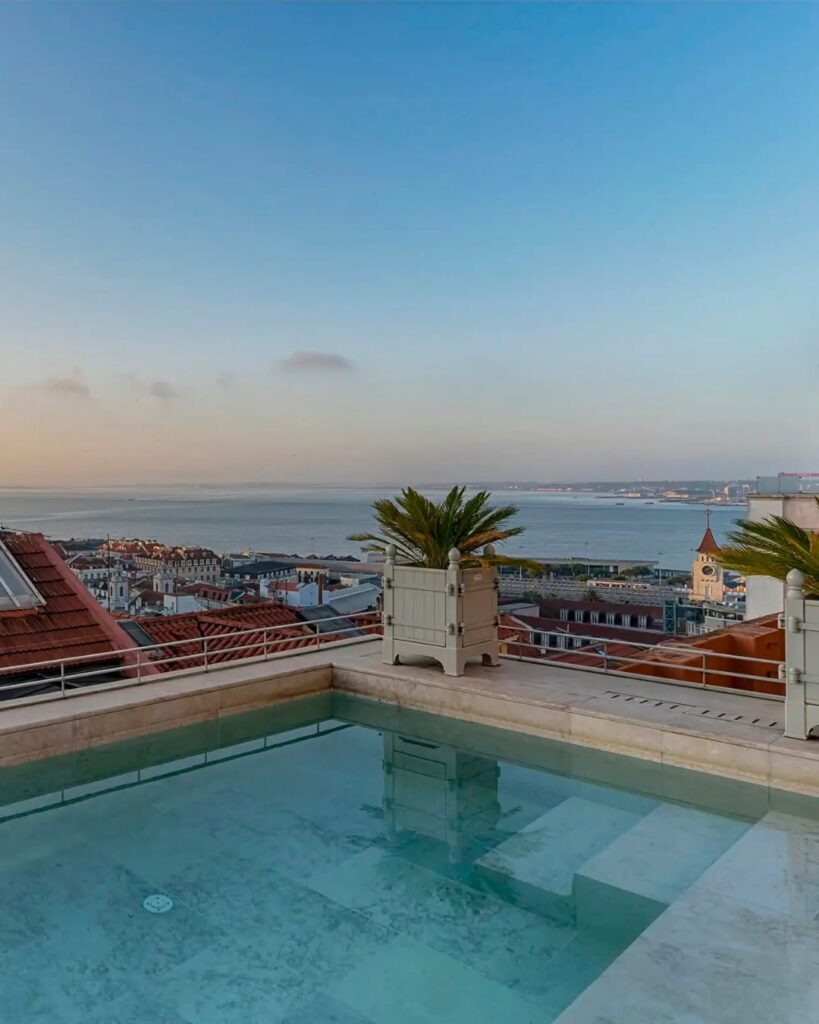 Piscina no rooftop do Verride Palácio Santa Catarina com vista desobstruída do Rio Tejo, destaque clássico dos hoteis boutique em lisboa.