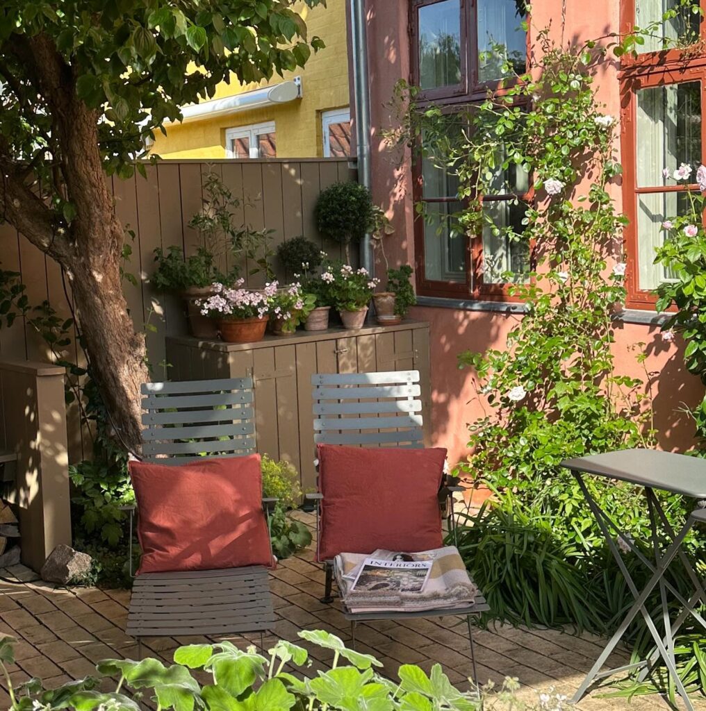 Cozinha rústica verde-outono com armários artesanais no The Monica, charme doméstico para lua de mel na europa.
