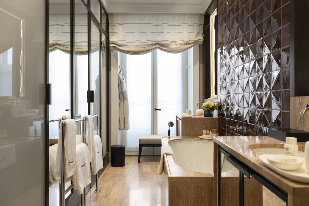 Banheiro de luxo em mármore e azulejo 3D marrom no Bairro Alto Hotel, um dos charmosos hoteis boutique em lisboa de design refinado.