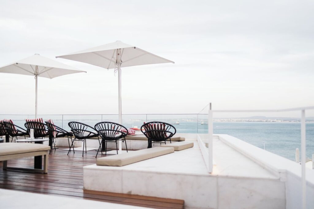 Rooftop e bar na cobertura do Memmo Alfama, um dos melhores hoteis boutique em lisboa, com deque de madeira e vista desimpedida para o rio.