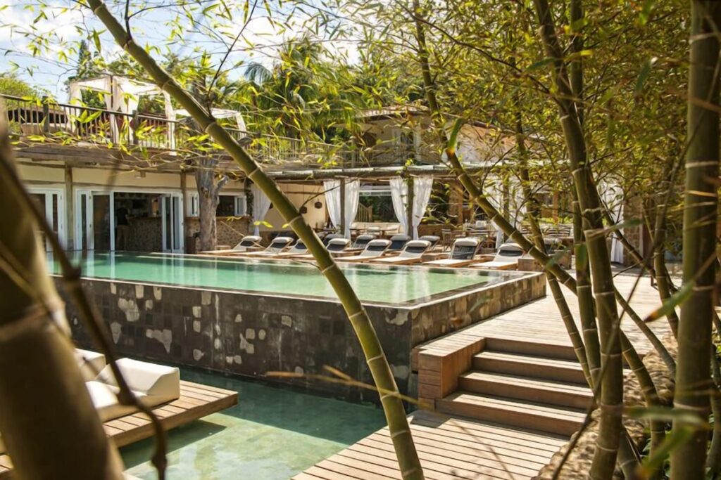 Piscina com borda infinita e deck luxuoso no TW Guaimbê em Ilhabela. Destaque de sofisticação entre hotéis românticos em São Paulo para casais.