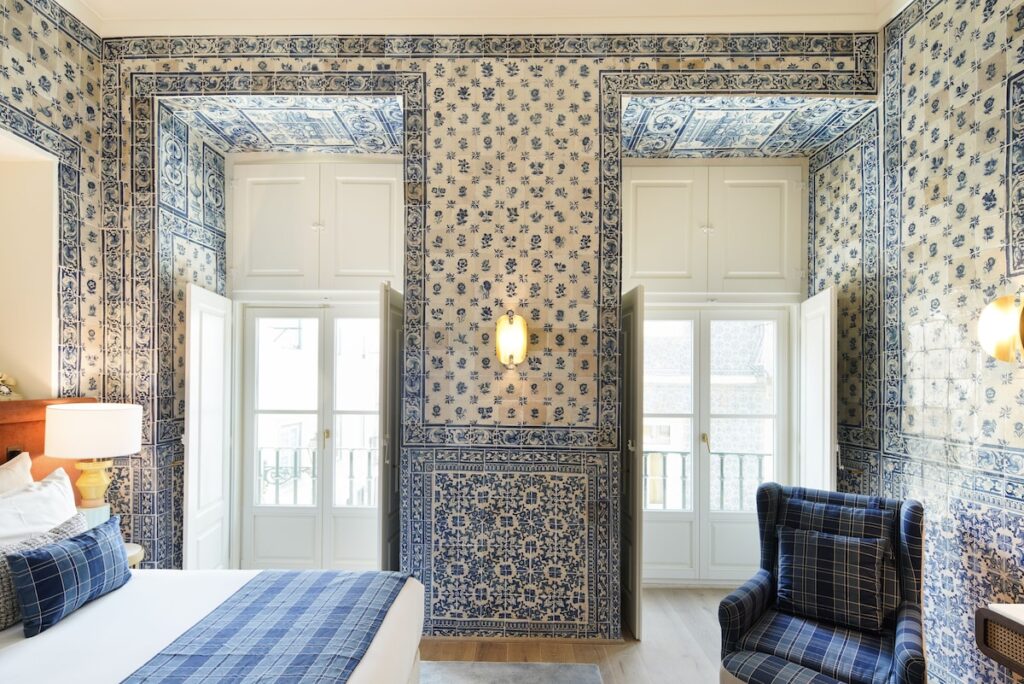 Parede revestida de azulejos portugueses na suíte do Ludovice Wine Experience, referência em hoteis boutique em lisboa. Decoração clássica e azul.