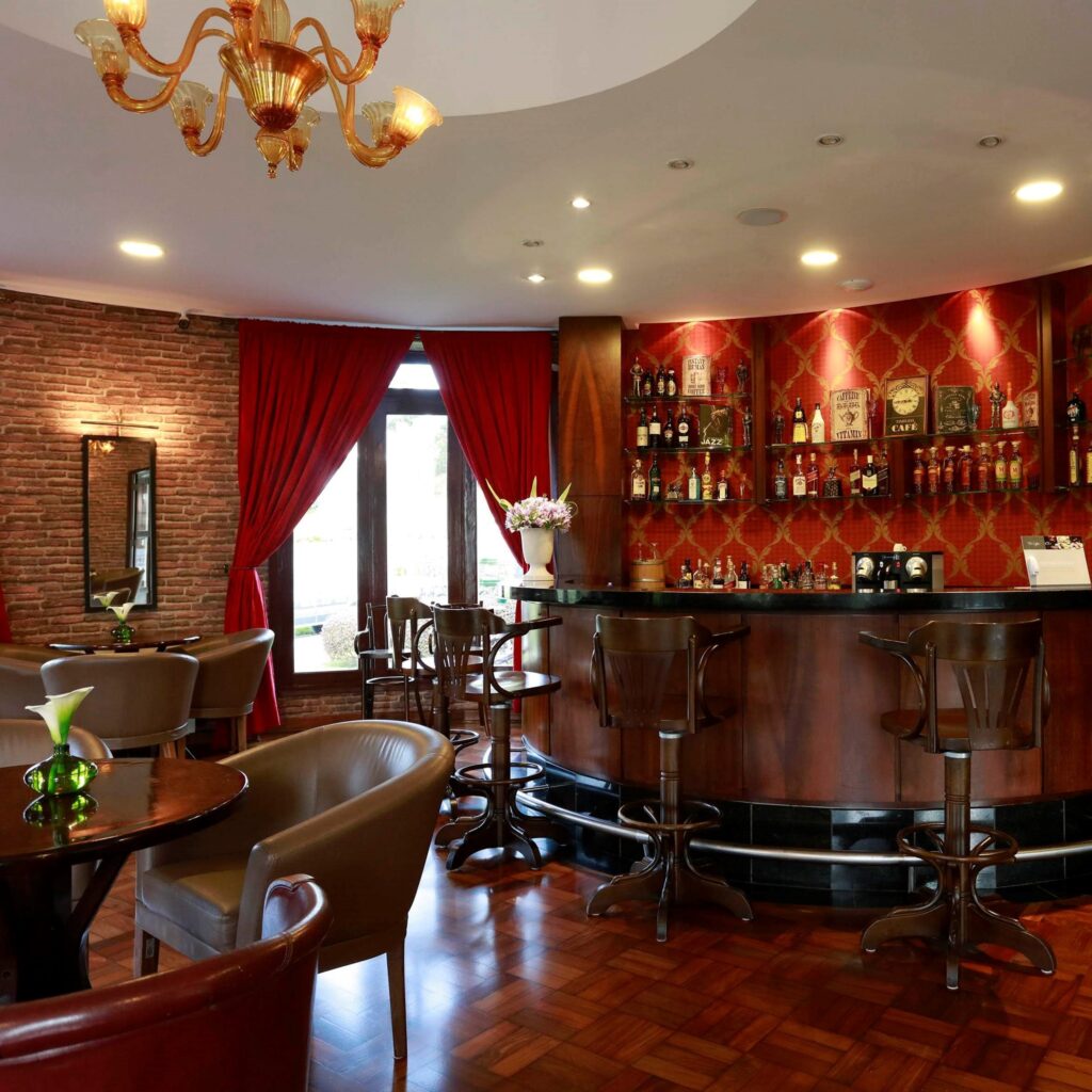 Interior aconchegante do Bar da Torre, espaço intimista em um dos mais tradicionais hotéis românticos em são paulo.