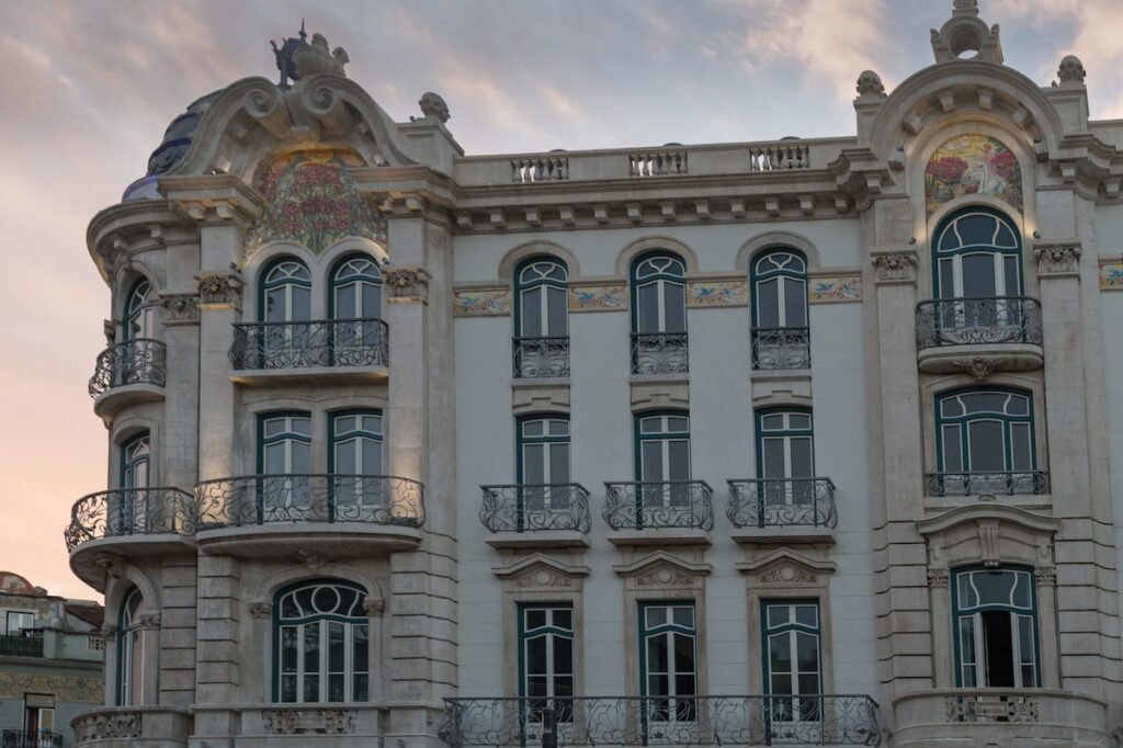Fachada histórica Art Nouveau com azulejos decorativos e sacadas de ferro do 1908 Lisboa Hotel, luxuoso hotel boutique na Europa.