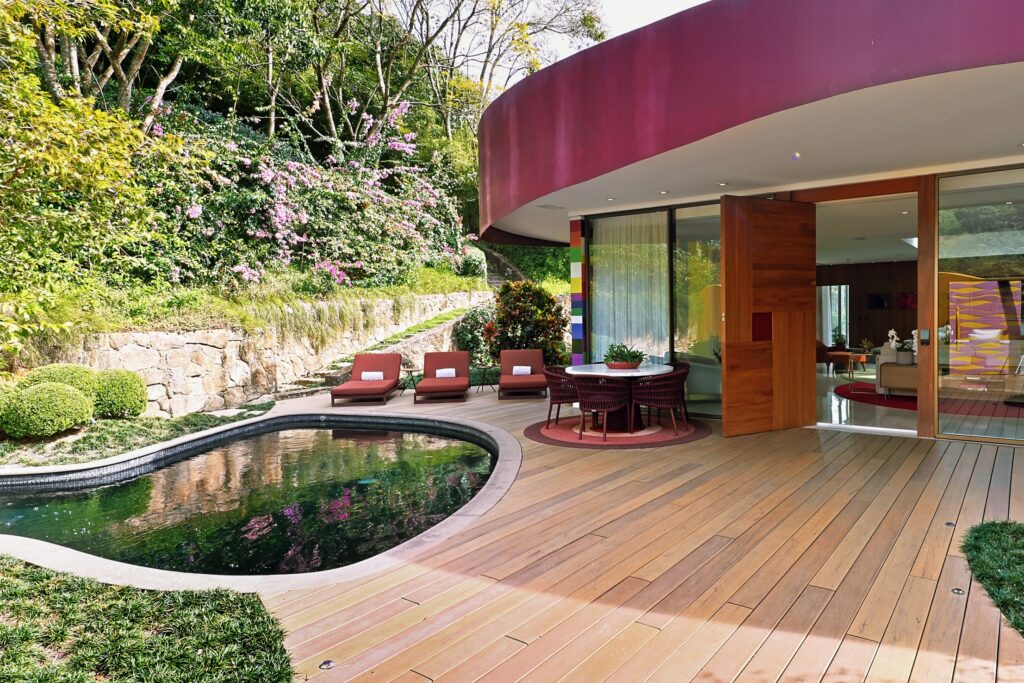 Deck de madeira e piscina da Casa de Shiraz no unique garden de Mairiporã, excelente opção de hoteis romanticos em são paulo.