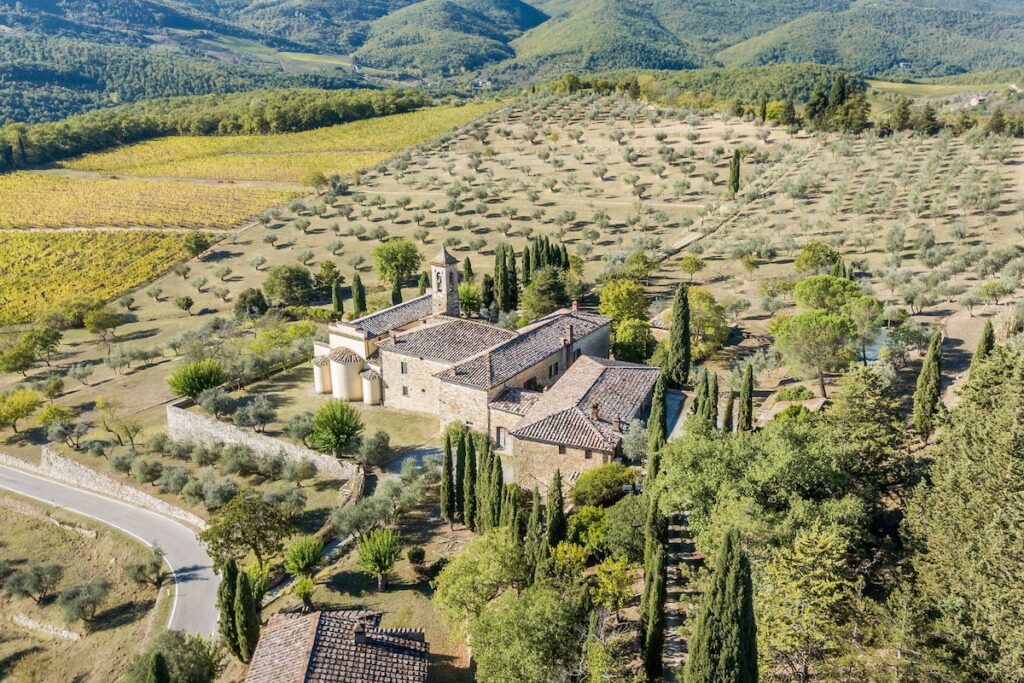 Jantar romântico sob pérgola de parreiras com vista para a Toscana no Pieve Aldina, perfeito em lua de mel na europa.