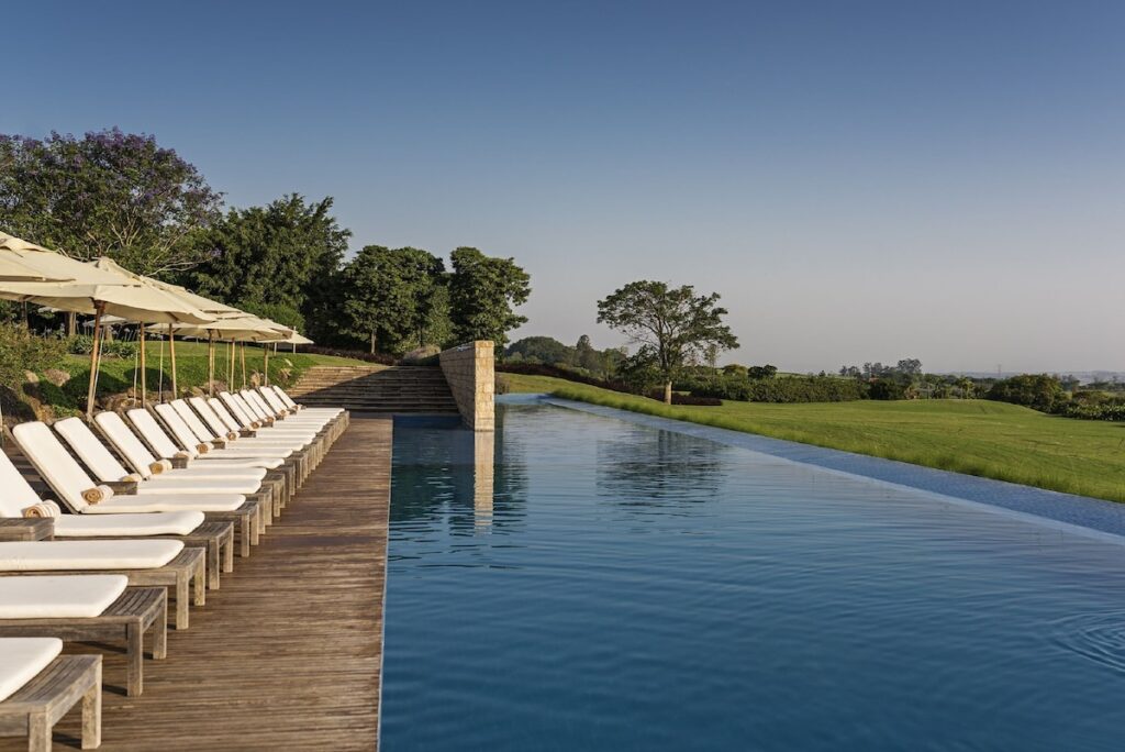 Piscina de borda infinita integrada à natureza no Hotel Fasano Boa Vista de Porto Feliz, ícone entre hoteis romanticos em são paulo.