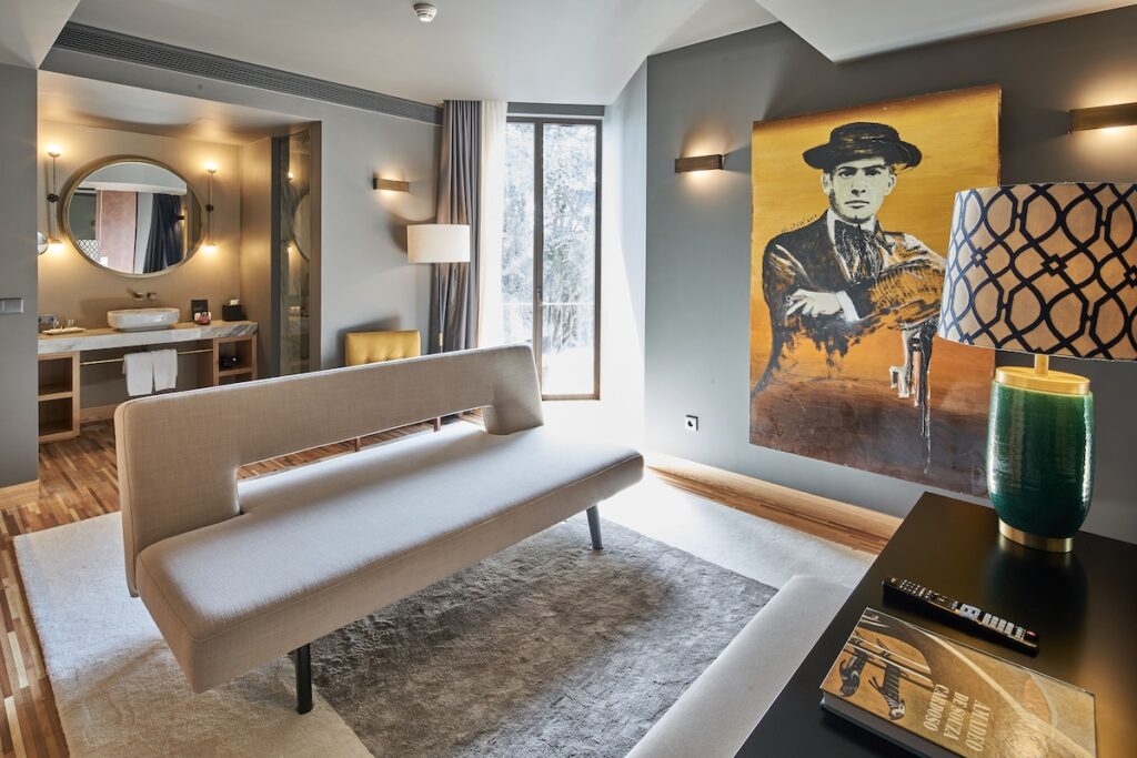Sala de estar artística com tela de Fernando Pessoa no Torel Avantgarde, provando que hotel boutique vale a pena.