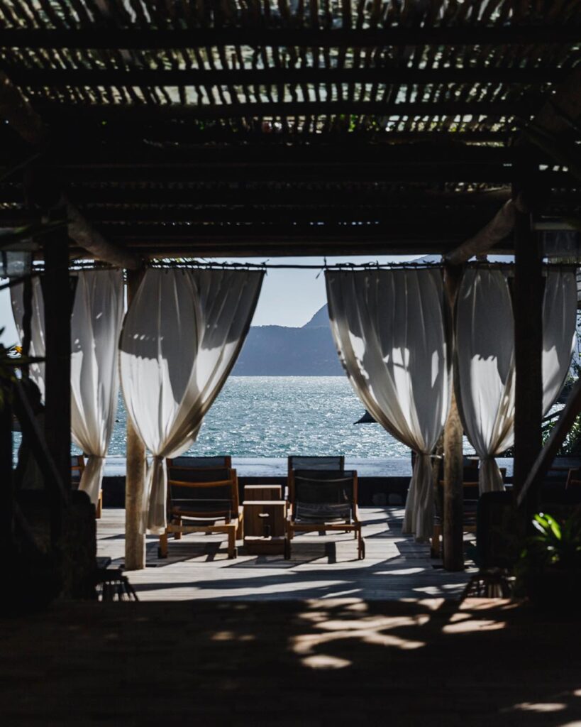 Pérgula de madeira de frente para o mar no TW Guaimbê em Ilhabela. O local perfeito para casais nos melhores hotéis românticos em São Paulo.
