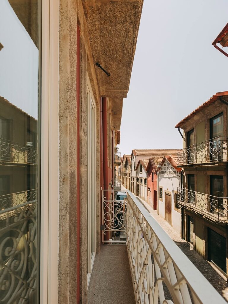 Vista de varanda tradicional para rua histórica da Ribeira a partir do Gran Cruz House, ótima dica de onde dormir no Porto.
