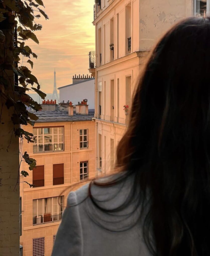 Vista da Torre Eiffel no pôr do sol a partir da janela de suíte no Hôtel Particulier Montmartre, um dos hoteis boutique em paris.