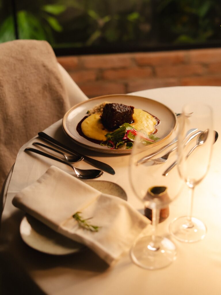 Jantar íntimo à luz de velas no Ronco do Bugio, em Piedade, um dos hotéis românticos em São Paulo que oferece alta gastronomia e clima aconchegante.