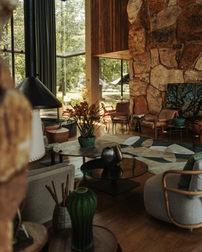 Salão de estar de luxo com lareira de pedras no six senses botanique, ícone dos hoteis romanticos em são paulo.