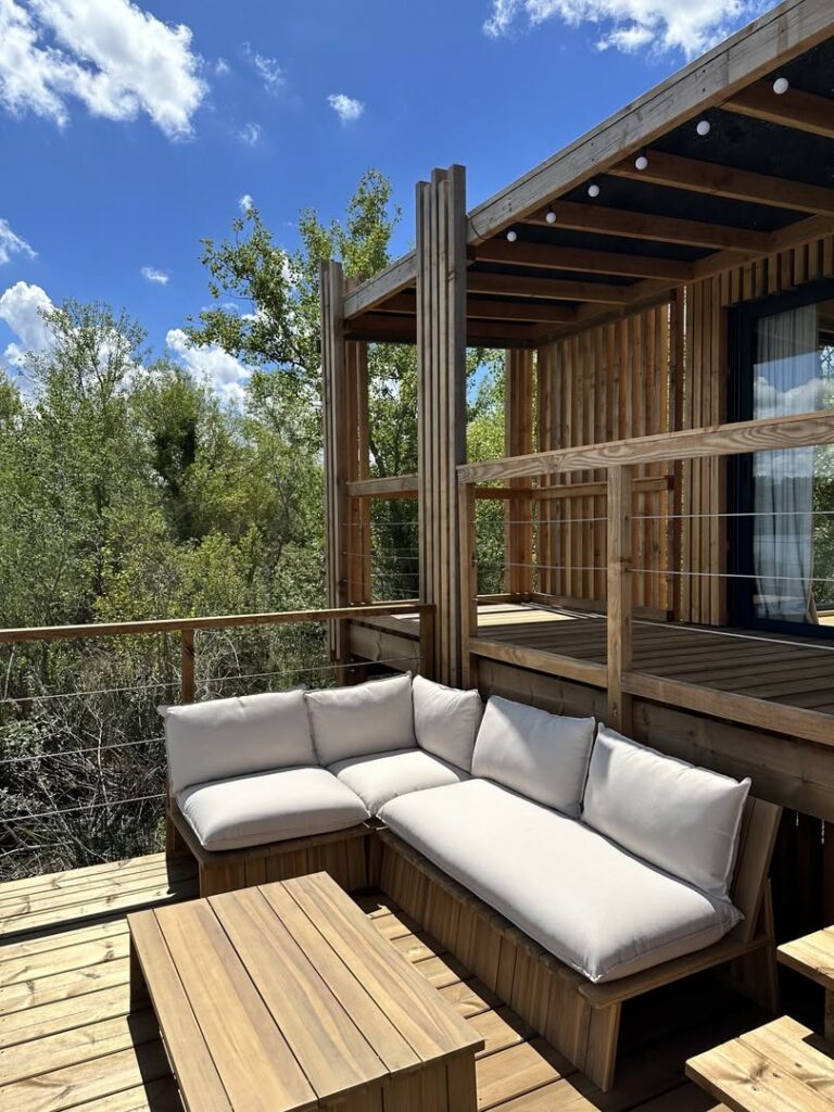 Ofurô nórdico aquecido no deck de madeira nas Cabanes des Grands Cépages, ideal para relaxar na lua de mel na europa.