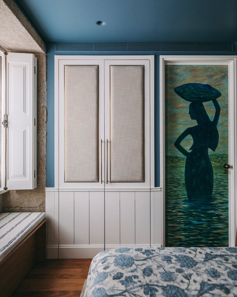 Quarto com teto azul, pintura artística e portadas tradicionais no Gran Cruz House, entre os principais hotéis boutique no Porto.