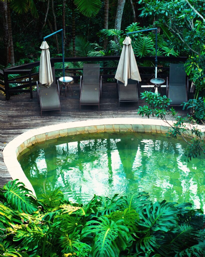 Piscina integrada à natureza no Ronco do Bugio, em Piedade. O refúgio é um dos destaques entre hotéis românticos em São Paulo pela privacidade e beleza.