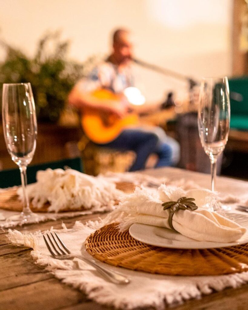 Jantar romântico à luz de velas no restaurante do TW Guaimbê em Ilhabela. A atmosfera intimista destaca a hospedagem entre os hotéis românticos em São Paulo.