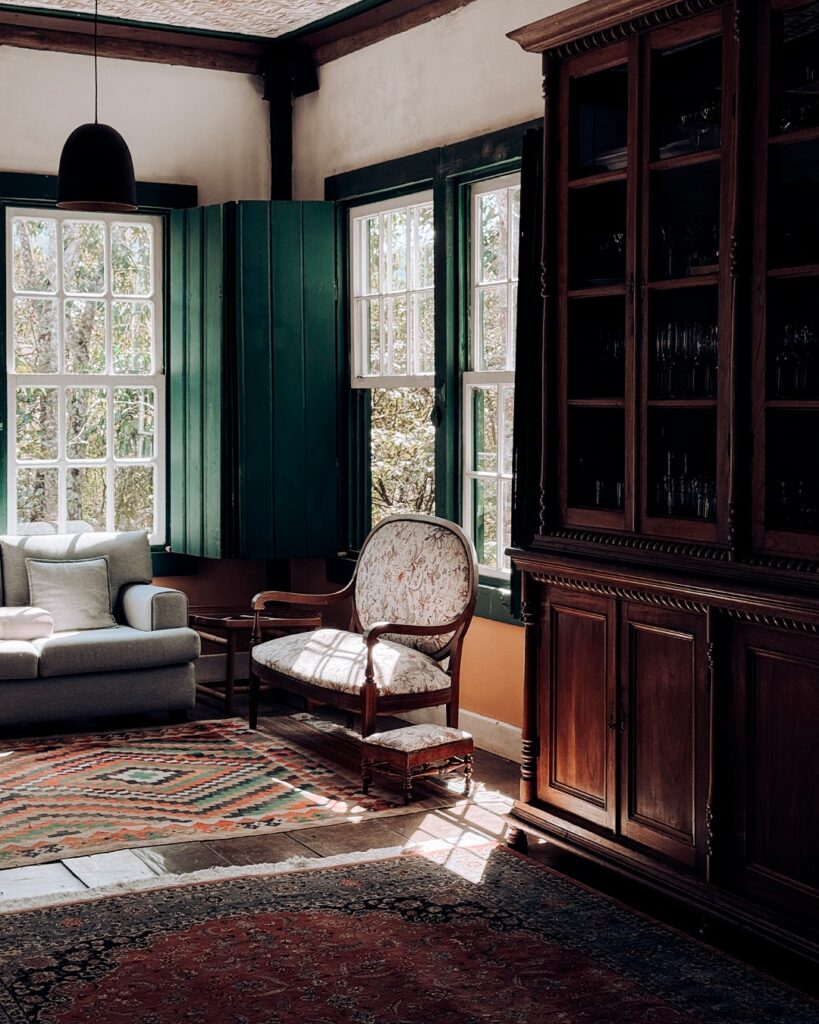 Sala de estar colonial no Ronco do Bugio, em Piedade. O clima rústico e aconchegante atrai casais interessados em hotéis românticos em São Paulo.