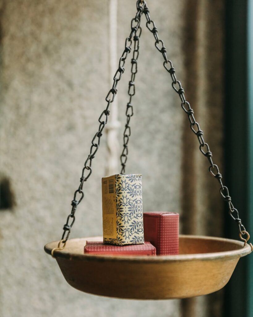 Sabonetes artesanais vintage expostos em balança antiga no Torel Saboaria, detalhe histórico deste hotel boutique no Porto.