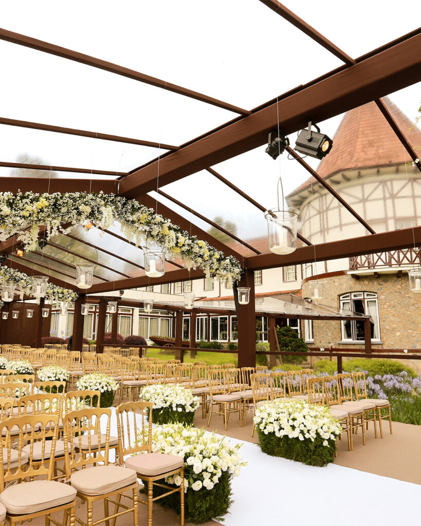 Cenário de casamento clássico montado ao ar livre em um dos mais elegantes hotéis românticos em são paulo.