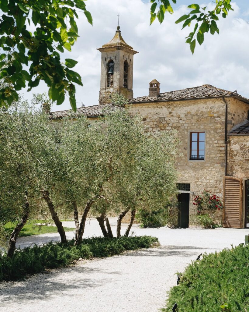 Escada monumental de pedra serena com paredes texturizadas no Pieve Aldina, elemento histórico para lua de mel na europa.