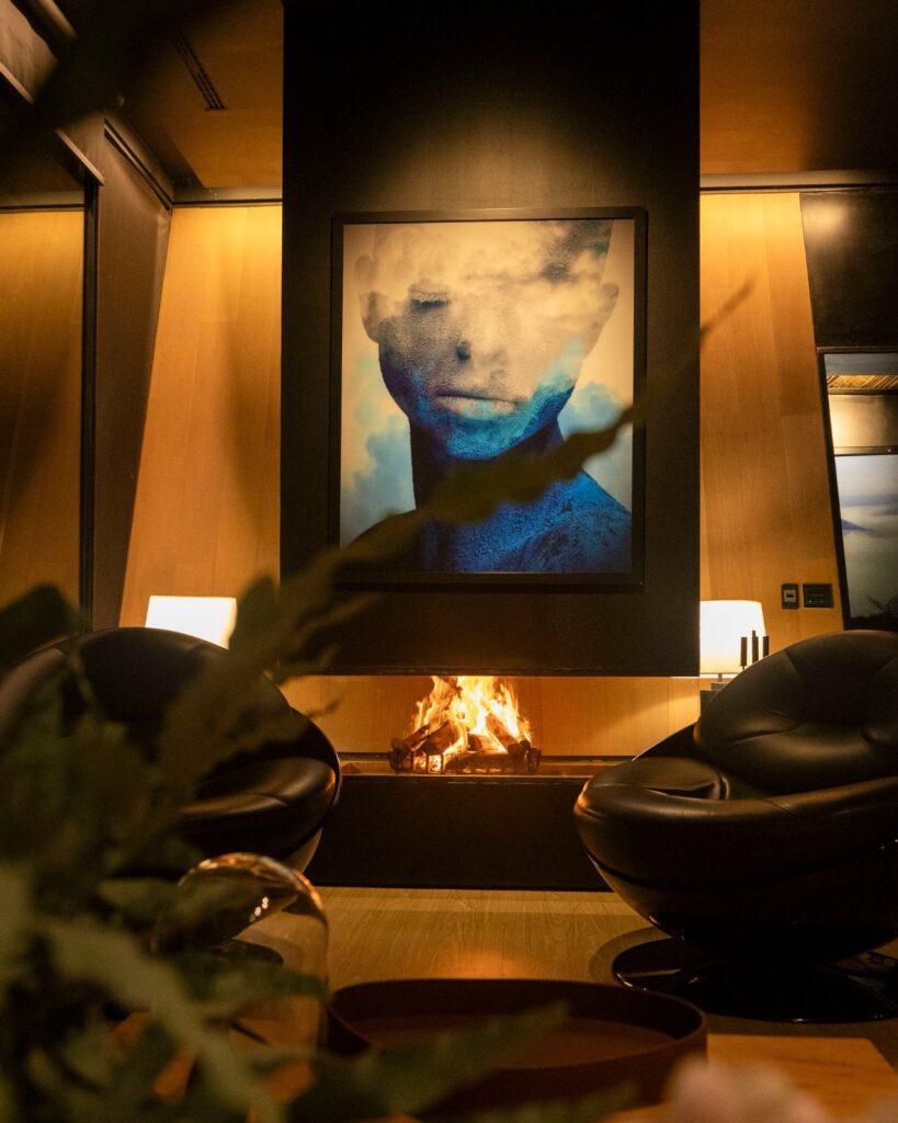 Lareira acesa e poltronas de couro em lounge romântico no unique garden de Mairiporã, escolha de hoteis romanticos em são paulo.