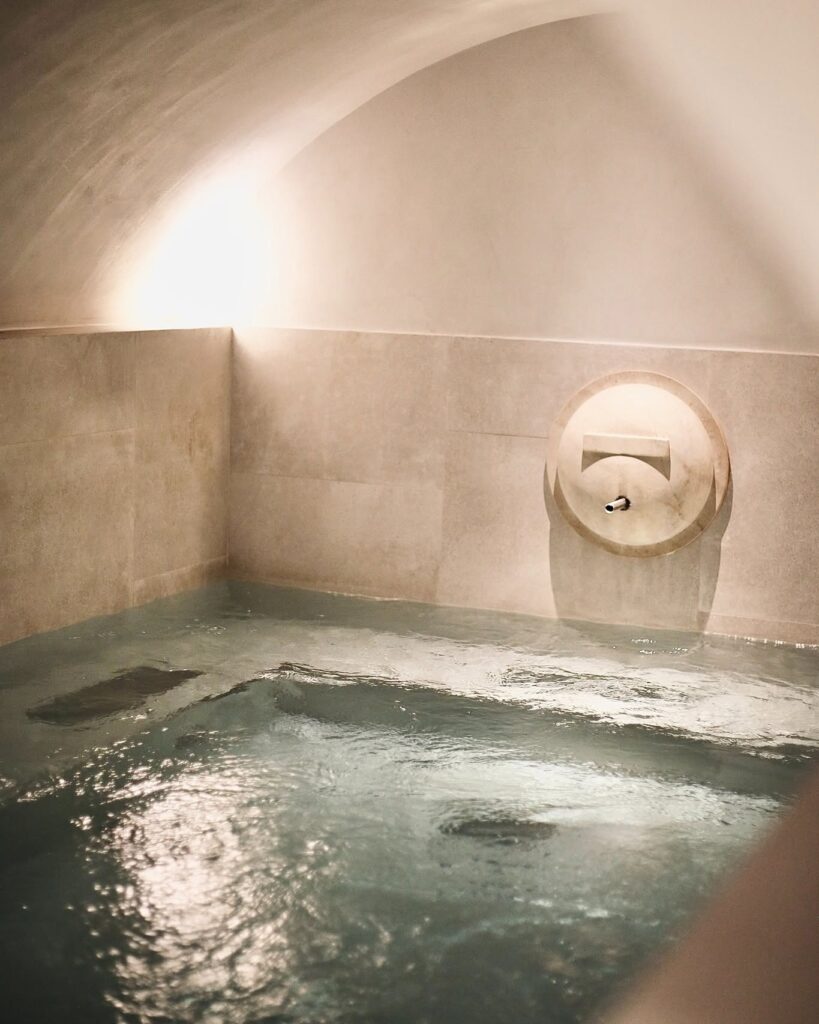 Piscina termal subterrânea com design de banho romano no hotel Cour des Vosges, ótima escolha de hoteis boutique em paris.