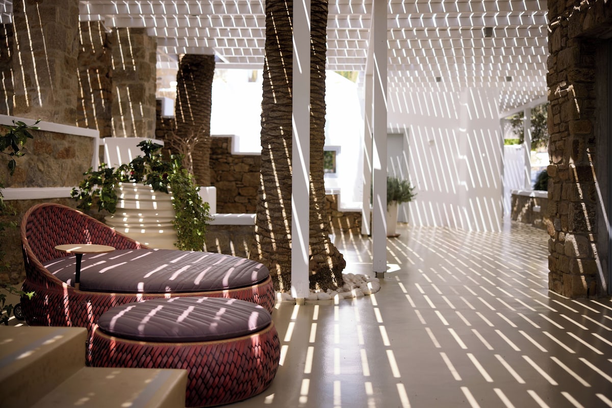 Terraço da Villa iluminado ao entardecer no Nammos Hotel, luxuoso resort em Mykonos na praia de Psarou.