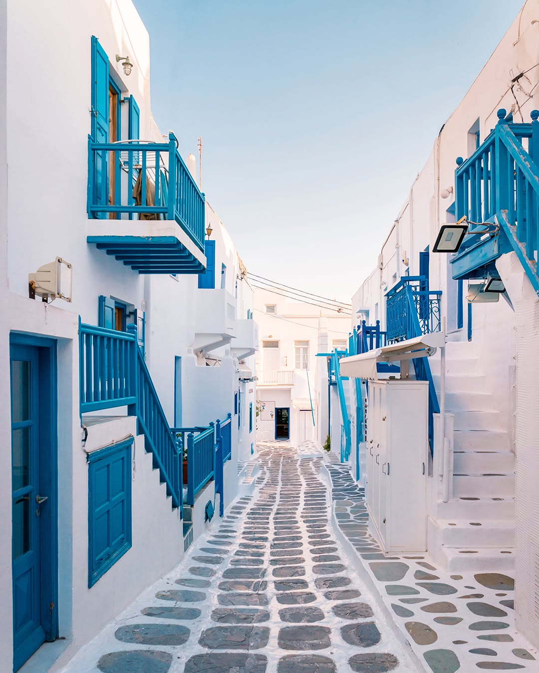 Arquitetura cicládica minimalista branca contra o céu azul de Mykonos perto do Nammos, resort em Mykonos.