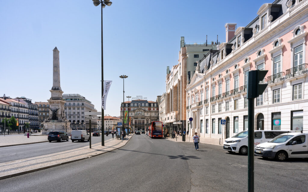 Vista da Praça dos Restauradores no início da Avenida da Liberdade, excelente opção de onde ficar em lisboa por sua elegância e acesso central.