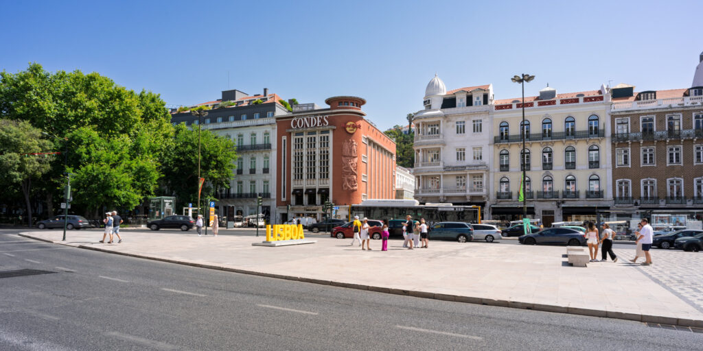 Antigo Cinema Condes na Avenida da Liberdade, um dos principais eixos de luxo e hospedagem para quem decide onde ficar em lisboa.