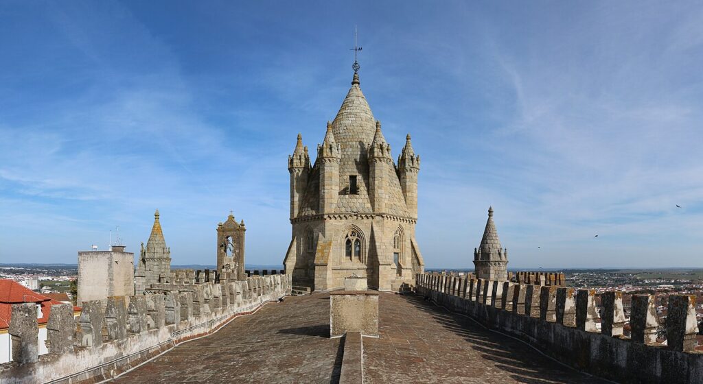 O majestoso domo e terraço da Catedral de Évora, no Alentejo, em dia ensolarado na melhor época para visitar portugal.