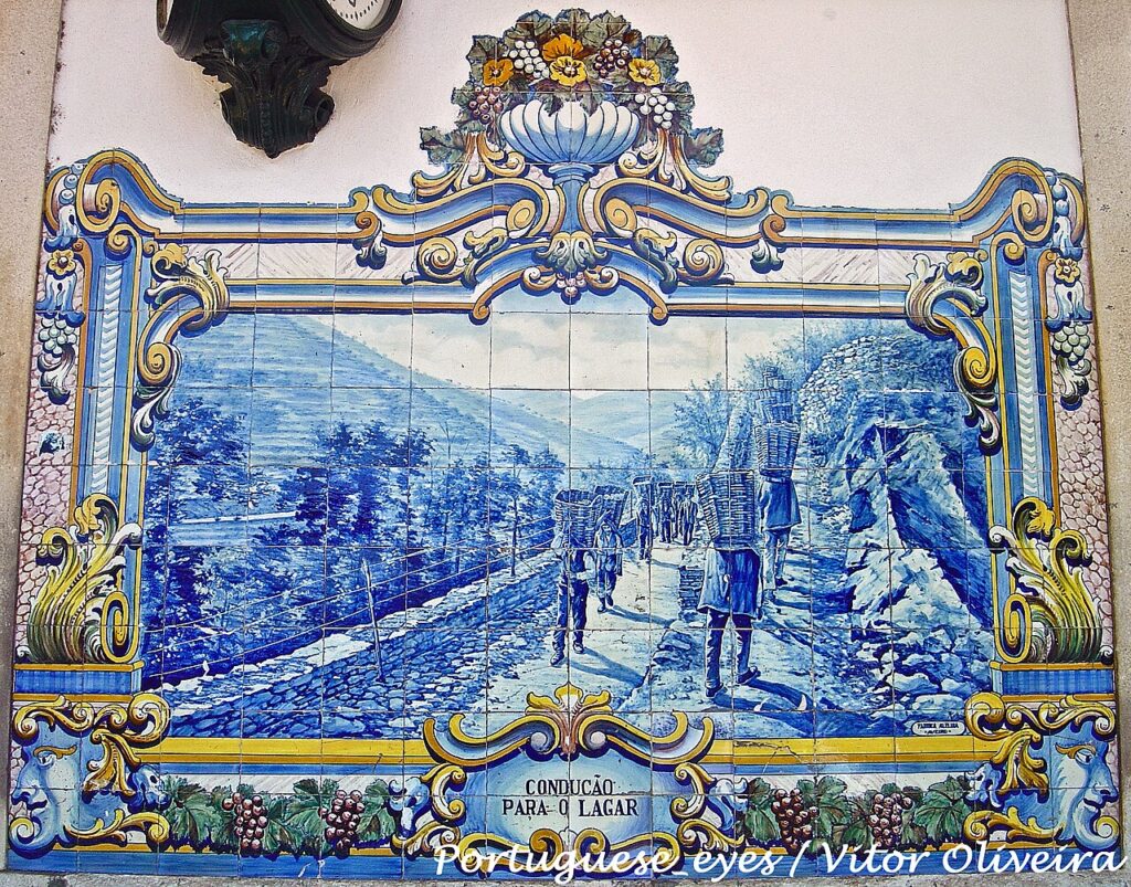 Painel de azulejos tradicionais na Estação Ferroviária do Pinhão no Douro, fotografado na melhor época para visitar portugal.