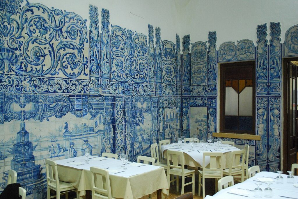 Salão revestido de azulejos azuis na Casa do Alentejo em Lisboa, visitada na melhor época para visitar portugal.