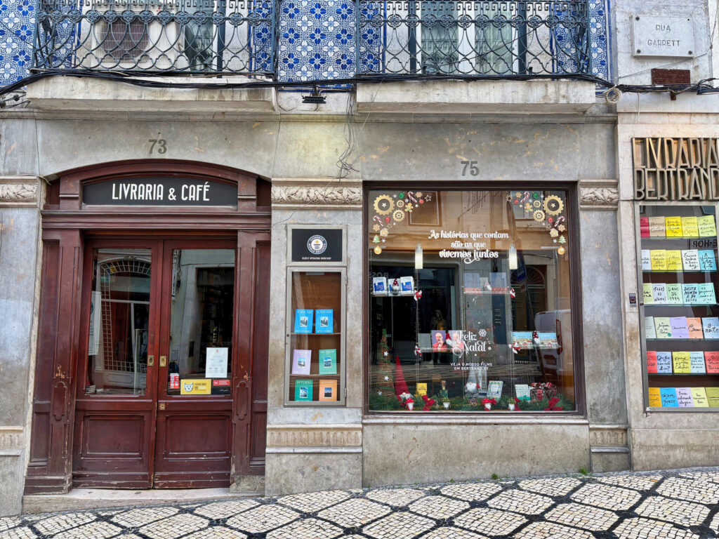 Fachada da histórica Livraria Bertrand no Chiado, zona vibrante recomendada sobre onde ficar em lisboa para amantes de cultura.