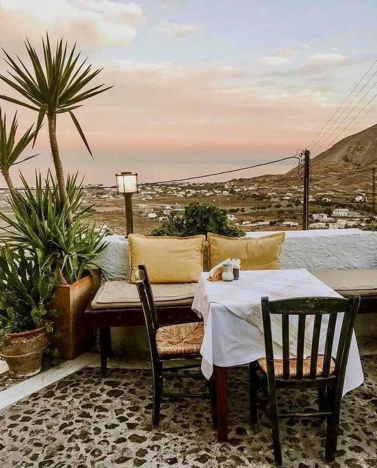 Área de jantar do Mrtamaxis, um dos melhores restaurantes de Santorini
