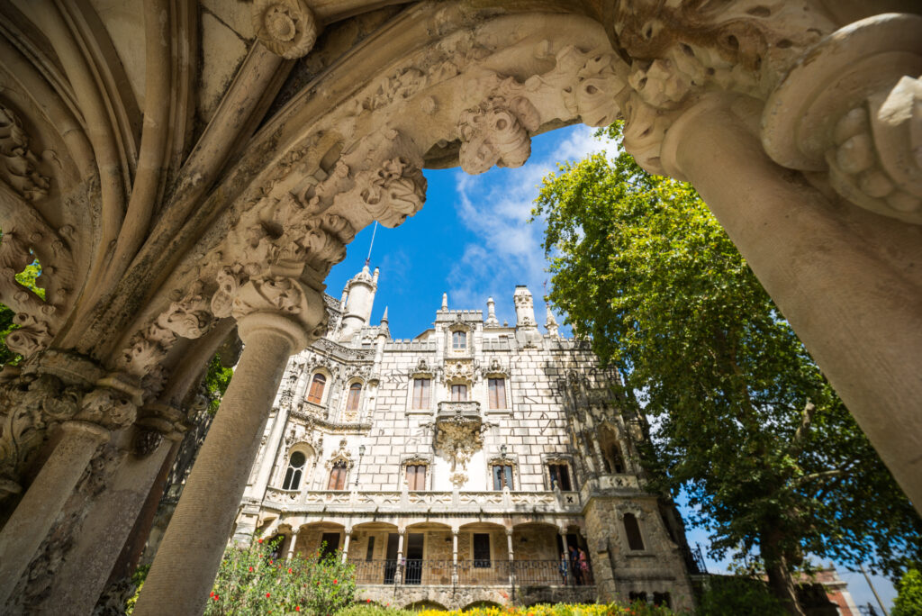 Arquitetura detalhada do Palácio da Quinta da Regaleira em Sintra durante a melhor época para visitar portugal.