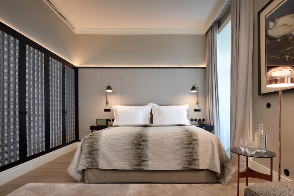 Quarto Prestige Tejo com cabeceira estofada e marcenaria elegante no Bairro Alto Hotel. Um hotel boutique vale a pena.