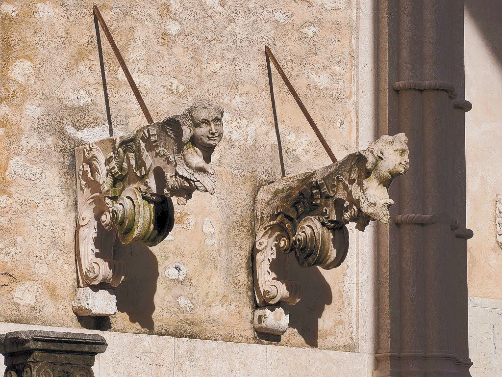 Mísulas barrocas esculpidas em pedra na fachada da Igreja do Sacramento, riqueza histórica da região de onde ficar em lisboa.