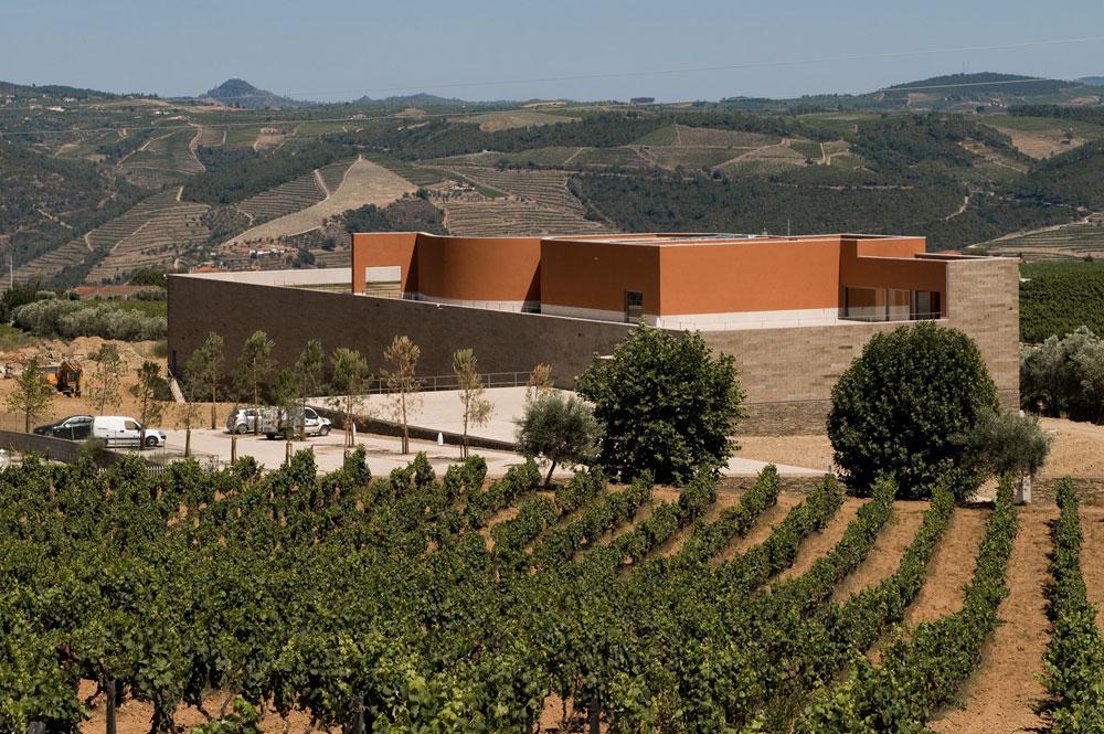 A arquitetura moderna da Quinta do Portal no Douro, desenhada por Siza Vieira, na melhor época para visitar portugal.